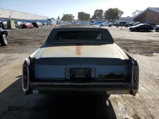1990 Cadillac Brougham z VIN 1G6DW54Y6LR704123, wystawiony jako Copart lot #57709315 z przebiegiem 118 122 mil mil oraz Tytuł czysty. Historia ofert i sprzedaży dostępna na DreamBid. Obrazek 6.