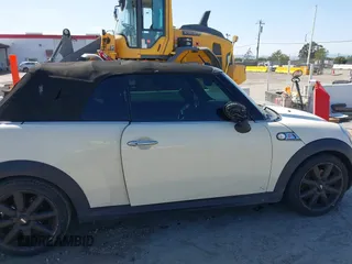2010 MINI Convertible S z VIN WMWMS3C59ATY09465, wystawiony jako IAAI lot #42180490 z przebiegiem 112 343 mil mil oraz . Historia ofert i sprzedaży dostępna na DreamBid. Obrazek 14.