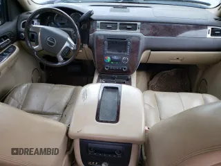 2007 GMC Sierra Denali z VIN 2GTEK638971651761, wystawiony jako Copart lot #73001574 z przebiegiem Nie podano mil oraz Nie do naprawy. Historia ofert i sprzedaży dostępna na DreamBid. Obrazek 8.