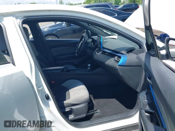 2019 Toyota C-HR XLE z VIN NMTKHMBX9KR095031, wystawiony jako IAAI lot #42191087 z przebiegiem 102 167 mil mil oraz . Historia ofert i sprzedaży dostępna na DreamBid. Obrazek 5.