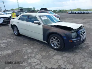 2006 Chrysler 300 C z VIN 2C3LA63H46H243222, wystawiony jako IAAI lot #42193865 z przebiegiem 176 331 mil mil oraz . Historia ofert i sprzedaży dostępna na DreamBid. Obrazek 1.