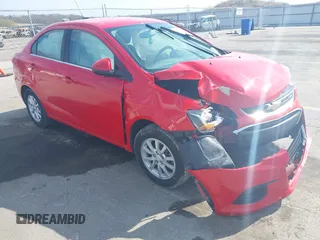 2017 Chevrolet Sonic LT z VIN 1G1JD5SH9H4133636, wystawiony jako IAAI lot #42105651 z przebiegiem 111 127 mil mil oraz . Historia ofert i sprzedaży dostępna na DreamBid. Obrazek 1.