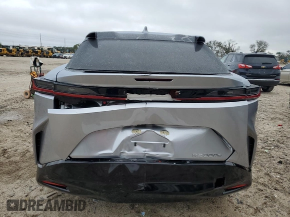 2024 Lexus RZ 300e Premium z VIN JTJABABB2RA000668, wystawiony jako Copart lot #71710714 z przebiegiem 9387 mil mil oraz Szkody całkowita. Historia ofert i sprzedaży dostępna na DreamBid. Obrazek 6.
