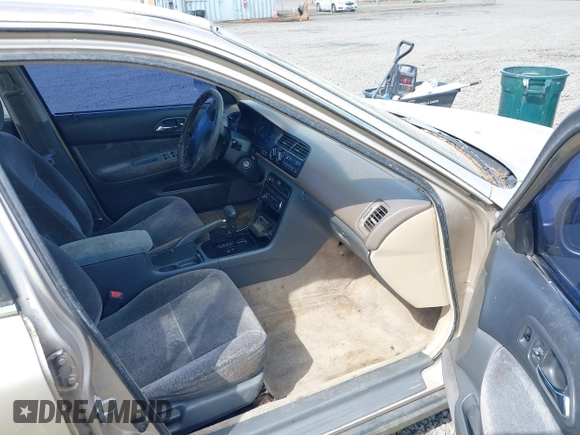 1995 Honda Accord LX with VIN 1HGCD563XSA013868, listed as a IAAI auction lot 42053028 with 184,181 mi miles and . Bid and sale history available at carsss.com. Image 5.