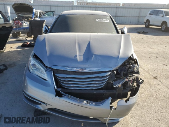 2014 Chrysler 200 Limited z VIN 1C3CCBCG3EN176547, wystawiony jako Copart lot #84256164 z przebiegiem 116 432 mil mil oraz Szkody całkowita. Historia ofert i sprzedaży dostępna na DreamBid. Obrazek 5.