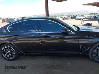 2019 BMW 5 Series 530i z VIN WBAJA5C52KWW20562, wystawiony jako IAAI lot #42075298 z przebiegiem Nie podano mil oraz . Historia ofert i sprzedaży dostępna na DreamBid. Obrazek 13.