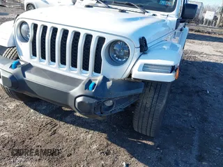 2023 Jeep Wrangler Sahara z VIN 1C4JJXP6XPW579817, wystawiony jako IAAI lot #41740203 z przebiegiem 19 716 mil mil oraz . Historia ofert i sprzedaży dostępna na DreamBid. Obrazek 6.
