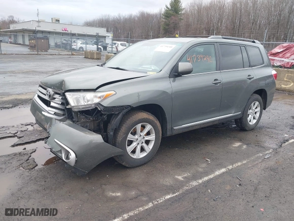 2013 Toyota Highlander with VIN 5TDBK3EH4DS272539, listed as a IAAI auction lot 41739240 with 130,832 mi miles. Bid and sale history available at carsss.com. Image 20.