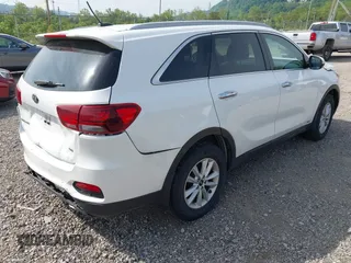 2020 Kia Sorento LX z VIN 5XYPGDA3XLG629029, wystawiony jako IAAI lot #42295788 z przebiegiem 53 388 mil mil oraz . Historia ofert i sprzedaży dostępna na DreamBid. Obrazek 4.