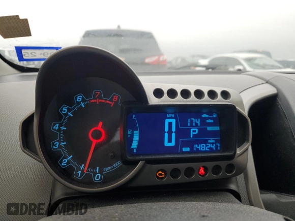 2012 Chevrolet Sonic LTZ z VIN 1G1JE5SB2C4173638, wystawiony jako Copart lot #84634474 z przebiegiem 148 247 mil mil oraz Szkoda całkowita • Salvage title. Historia ofert i sprzedaży dostępna na DreamBid. Obrazek 9.