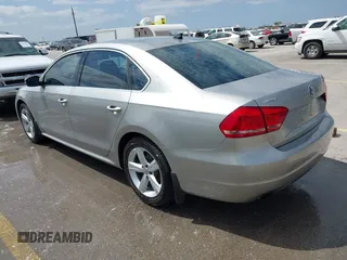 2014 Volkswagen Passat S z VIN 1VWAT7A33EC038497, wystawiony jako IAAI lot #41922616 z przebiegiem 110 509 mil mil oraz . Historia ofert i sprzedaży dostępna na DreamBid. Obrazek 3.