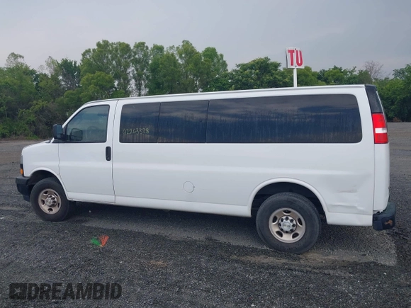 2020 Chevrolet Express Passenger LS z VIN 1GAZGNFP7L1212812, wystawiony jako IAAI lot #42263328 z przebiegiem 350 936 mil mil oraz . Historia ofert i sprzedaży dostępna na DreamBid. Obrazek 13.