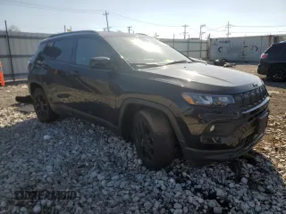 2022 Jeep Compass Altitude with VIN 3C4NJCBB2NT187786, listed as a Copart auction lot 53027925 with 45,894 mi miles and Salvage title. Bid and sale history available at DreamBid. Image 4.