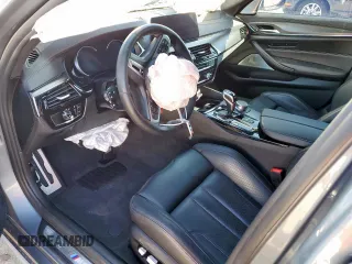 2018 BMW M5 z VIN WBSJF0C50JB282469, wystawiony jako Copart lot #46794335 z przebiegiem Nie podano mil oraz Szkody całkowita. Historia ofert i sprzedaży dostępna na DreamBid. Obrazek 8.