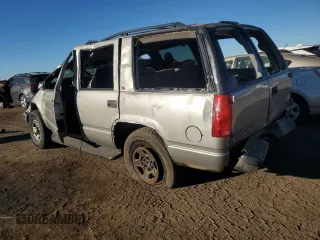 1999 GMC Yukon with VIN 1GKEK13R7XJ715284, listed as a Copart auction lot 83627984 with 186,518 mi miles and Non Repairable. Bid and sale history available at carsss.com. Image 2.