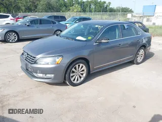 2013 Volkswagen Passat SEL Premium z VIN 1VWCP7A35DC013404, wystawiony jako IAAI lot #42452886 z przebiegiem Nie podano mil oraz . Historia ofert i sprzedaży dostępna na DreamBid. Obrazek 2.