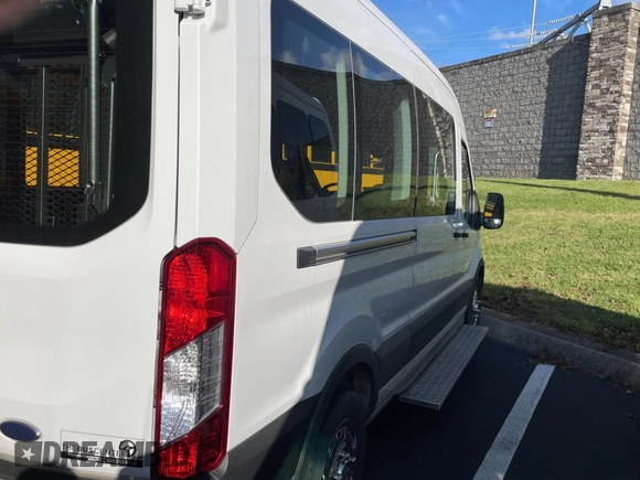 2023 Ford Transit Passenger XL with VIN 1FBAX2C83PKB01131, listed as a Copart auction lot 81578144 with 250 mi miles and Clean Title. Bid and sale history available at DreamBid. Image 4.