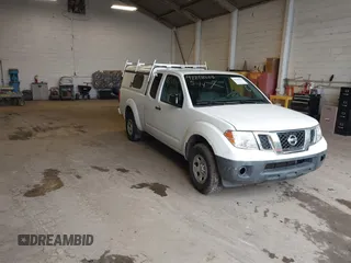 2017 Nissan Frontier S z VIN 1N6BD0CT9HN718208, wystawiony jako IAAI lot #42268683 z przebiegiem 129 067 mil mil oraz . Historia ofert i sprzedaży dostępna na DreamBid. Obrazek 1.