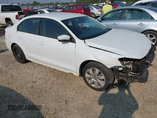 2014 Volkswagen Jetta SE z VIN 3VWD17AJ2EM415210, wystawiony jako IAAI lot #42432790 z przebiegiem 214 118 mil mil oraz . Historia ofert i sprzedaży dostępna na DreamBid. Obrazek 1.