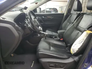 2017 Nissan Rogue SV z VIN JN8AT2MV7HW013127, wystawiony jako Copart lot #56920665 z przebiegiem 131 116 mil mil oraz Szkoda całkowita • Salvage title. Historia ofert i sprzedaży dostępna na DreamBid. Obrazek 7.