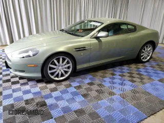 2005 Aston Martin DB9 z VIN SCFAD01A25GA00018, wystawiony jako Copart lot #84703534 z przebiegiem 19 831 mil mil oraz Tytuł czysty. Historia ofert i sprzedaży dostępna na DreamBid. Obrazek 1.