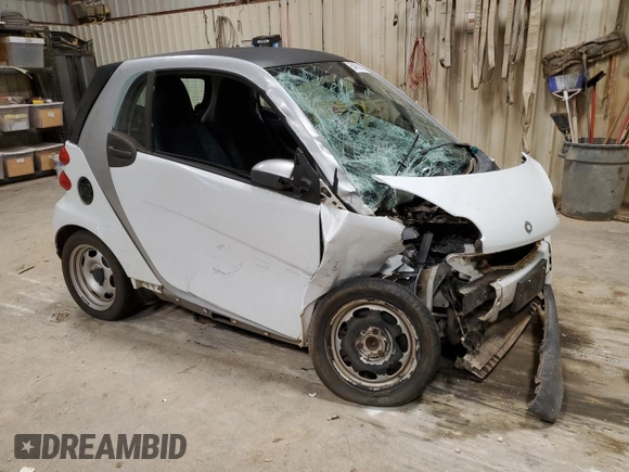 2010 Smart fortwo Pure z VIN WMEEJ3BA7AK418332, wystawiony jako Copart lot #54827925 z przebiegiem 39 972 mil mil oraz Szkoda całkowita • Salvage title. Historia ofert i sprzedaży dostępna na DreamBid. Obrazek 4.