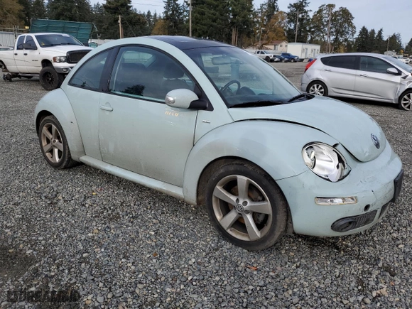 2010 Volkswagen New Beetle Coupe with VIN 3VWRG3AG6AM026310, listed as a Copart auction lot 79057794 with 106,721 mi miles and Salvage Title. Bid and sale history available at carsss.com. Image 4.