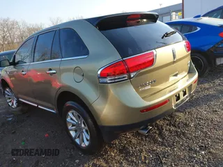 2013 Lincoln MKX z VIN 2LMDJ8JK6DBL06315, wystawiony jako IAAI lot #41737956 z przebiegiem 134 423 mil mil oraz . Historia ofert i sprzedaży dostępna na DreamBid. Obrazek 3.