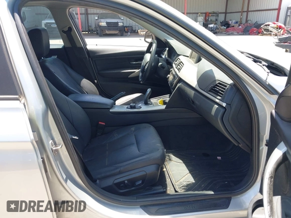 2013 BMW 3 Series 328i xDrive z VIN WBA3B3C56DF531025, wystawiony jako IAAI lot #42507909 z przebiegiem 97 331 mil mil oraz . Historia ofert i sprzedaży dostępna na DreamBid. Obrazek 5.