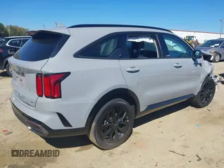 2023 Kia Sorento X-Line SX Prestige z VIN 5XYRKDLFXPG214202, wystawiony jako IAAI lot #40638311 z przebiegiem 19 871 mil mil oraz . Historia ofert i sprzedaży dostępna na DreamBid. Obrazek 4.