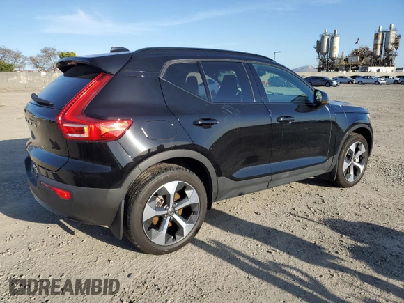 2023 Volvo XC40 Plus Dark Theme с VIN YV4L12UW5P2912803, выставлен на аукционе Copart как лот 49516625 с пробегом 15 303 миль миль и Списание • Salvage title. История ставок и продаж доступна на DreamBid. Изображение 3.