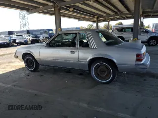 1983 Ford Mustang z VIN 1FABP26A1DF176922, wystawiony jako Copart lot #46378435 z przebiegiem 63 106 mil mil oraz Czysty tytuł • Clean title. Historia ofert i sprzedaży dostępna na DreamBid. Obrazek 2.