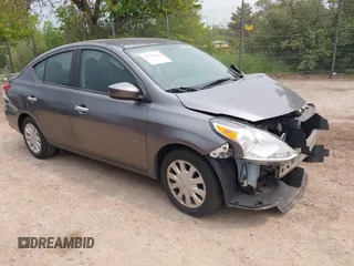 2017 Nissan Versa SV z VIN 3N1CN7AP7HL894079, wystawiony jako IAAI lot #42180956 z przebiegiem 105 434 mil mil oraz . Historia ofert i sprzedaży dostępna na DreamBid. Obrazek 1.