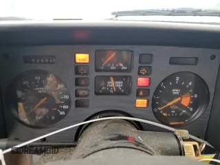 1988 Pontiac Fiero z VIN 1G2PE11R2JP223673, wystawiony jako Copart lot #57300235 z przebiegiem 154 598 mil mil oraz Tytuł czysty. Historia ofert i sprzedaży dostępna na DreamBid. Obrazek 9.