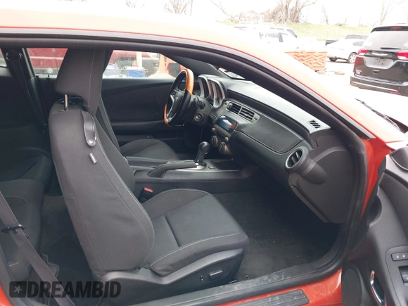 2012 Chevrolet Camaro 1LT z VIN 2G1FB1E36C9205287, wystawiony jako IAAI lot #42076941 z przebiegiem 86 155 mil mil oraz . Historia ofert i sprzedaży dostępna na DreamBid. Obrazek 5.