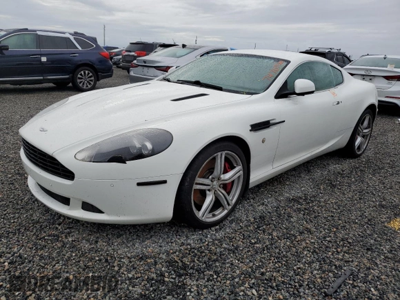 2011 Aston Martin DB9 z VIN SCFFDAAE8BGA13186, wystawiony jako Copart lot #74703544 z przebiegiem Nie podano mil oraz Szkody całkowita. Historia ofert i sprzedaży dostępna na DreamBid. Obrazek 1.