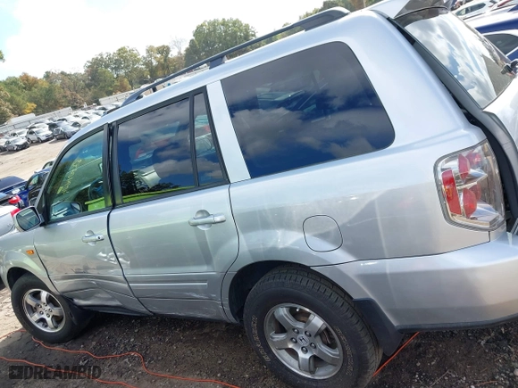 2008 Honda Pilot SE with VIN 5FNYF28338B030585, listed as a IAAI auction lot 40740293 with 210,626 mi miles. Bid and sale history available at carsss.com. Image 14.
