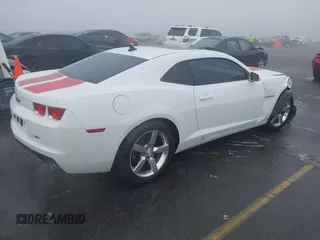 2011 Chevrolet Camaro 2LT z VIN 2G1FC1ED0B9197157, wystawiony jako IAAI lot #41485175 z przebiegiem 133 049 mil mil oraz . Historia ofert i sprzedaży dostępna na DreamBid. Obrazek 4.
