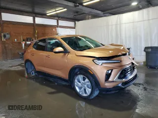 2024 Buick Encore GX Preferred z VIN KL4AMCSLXRB015487, wystawiony jako Copart lot #56033565 z przebiegiem 7 188 mil mil oraz Szkoda całkowita • Salvage title. Historia ofert i sprzedaży dostępna na DreamBid. Obrazek 4.