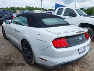 2018 Ford Mustang EcoBoost Premium z VIN 1FATP8UH7J5155047, wystawiony jako IAAI lot #42381470 z przebiegiem 84 290 mil mil oraz . Historia ofert i sprzedaży dostępna na DreamBid. Obrazek 3.