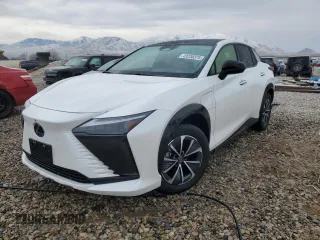 2024 Lexus RZ 450e Premium z VIN JTJAAAAB8RA023618, wystawiony jako Copart lot #43230375 z przebiegiem 8307 mil mil oraz Szkody całkowita. Historia ofert i sprzedaży dostępna na DreamBid. Obrazek 1.
