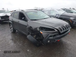 2015 Jeep Cherokee Trailhawk z VIN 1C4PJMBS8FW503590, wystawiony jako IAAI lot #41470725 z przebiegiem 154 202 mil mil oraz . Historia ofert i sprzedaży dostępna na DreamBid. Obrazek 1.