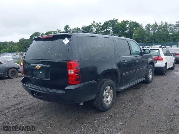 2014 Chevrolet Suburban LT with VIN 1GNSKJE76ER211325, listed as a IAAI auction lot 40072555 with 999,999 mi miles. Bid and sale history available at carsss.com. Image 4.