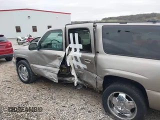 2000 Chevrolet Suburban LT with VIN 3GNFK16TXYG176564, listed as a IAAI auction lot 41785033 with 254,323 mi miles. Bid and sale history available at carsss.com. Image 6.