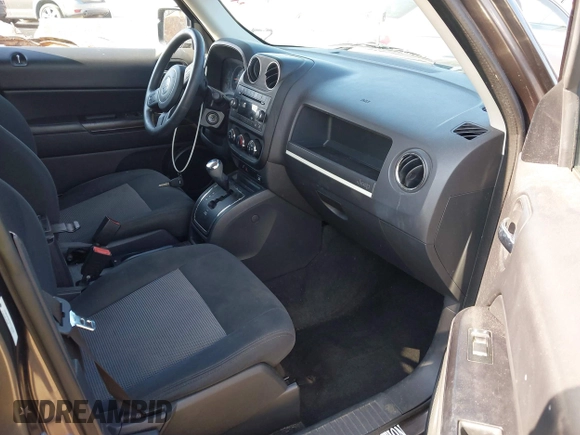 2015 Jeep Patriot Sport z VIN 1C4NJPBA7FD178720, wystawiony jako IAAI lot #41436656 z przebiegiem 83 900 mil mil oraz . Historia ofert i sprzedaży dostępna na DreamBid. Obrazek 5.