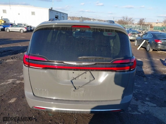 2022 Chrysler Pacifica Touring L with VIN 2C4RC1BG3NR117213, listed as a IAAI auction lot 41542680 with NaN miles. Bid and sale history available at carsss.com. Image 17.