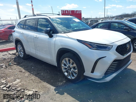 2022 Toyota Highlander XSE with VIN 5TDLZRBH0NS235559, listed as a IAAI auction lot 41684126 with 23,671 mi miles and . Bid and sale history available at DreamBid. Image 1.
