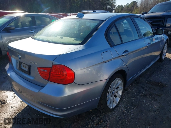 2011 BMW 3 Series 328i xDrive z VIN WBAPK5C52BF124605, wystawiony jako IAAI lot #41585190 z przebiegiem 108 000 mil mil oraz . Historia ofert i sprzedaży dostępna na DreamBid. Obrazek 4.