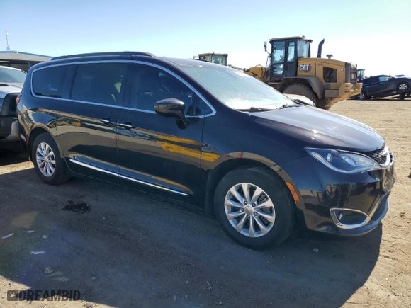 2017 Chrysler Pacifica Touring-L with VIN 2C4RC1BG8HR576578, listed as a Copart auction lot 47203165 with 125,215 mi miles and Salvage Title. Bid and sale history available at carsss.com. Image 4.