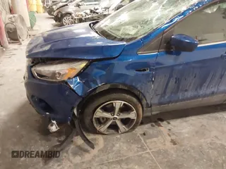2017 Ford Escape SE z VIN 1FMCU9GD2HUB99955, wystawiony jako IAAI lot #41572200 z przebiegiem 63 023 mil mil oraz . Historia ofert i sprzedaży dostępna na DreamBid. Obrazek 6.